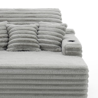 Canapé-lit rembourré en fausse fourrure gris clair avec porte-gobelet et coussins décoratifs (ensemble de 2)