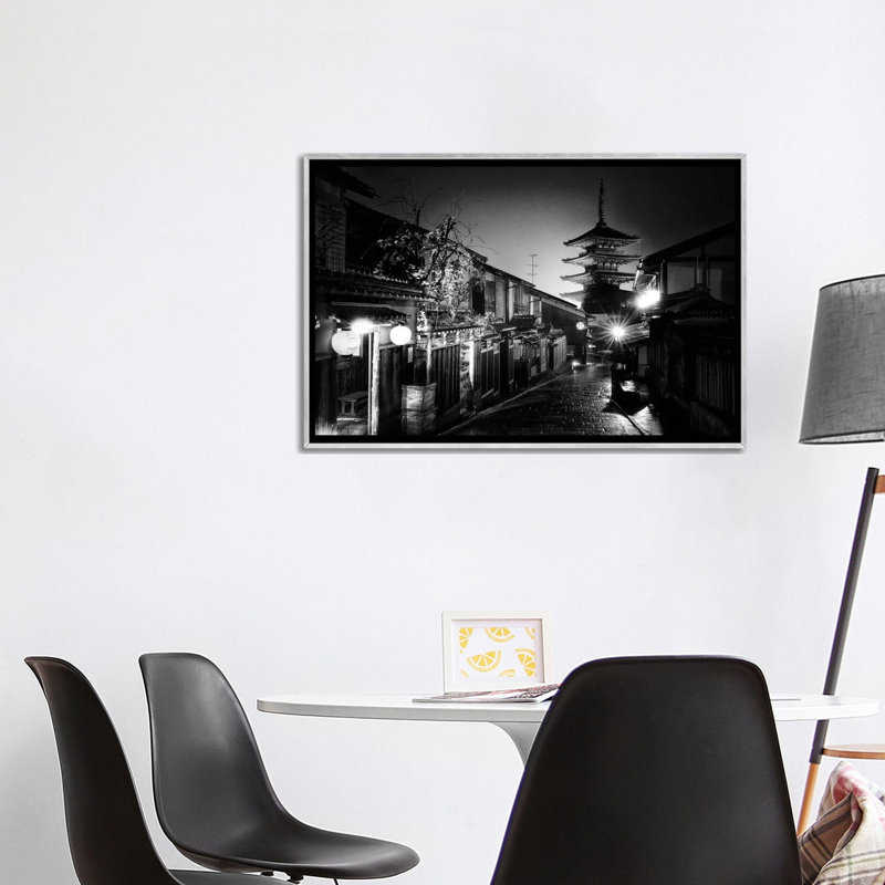 "Yasaka pagode Kyoto par Philippe Hugonnard-reproduction de photo, H 26 po x l 40 po x 1,5 po, Toile avec cadre argenté