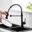 Robinet de cuisine avec bec rétractable noir, intérieur en laiton, avec traces de doigts et rayures en laiton, débit d'eau stable