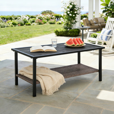 Table basse d'extérieur en osier rectangulaire avec plateau en acier - Table de rangement fonctionnelle et élégante pour patios, balcons, porches et terrasses