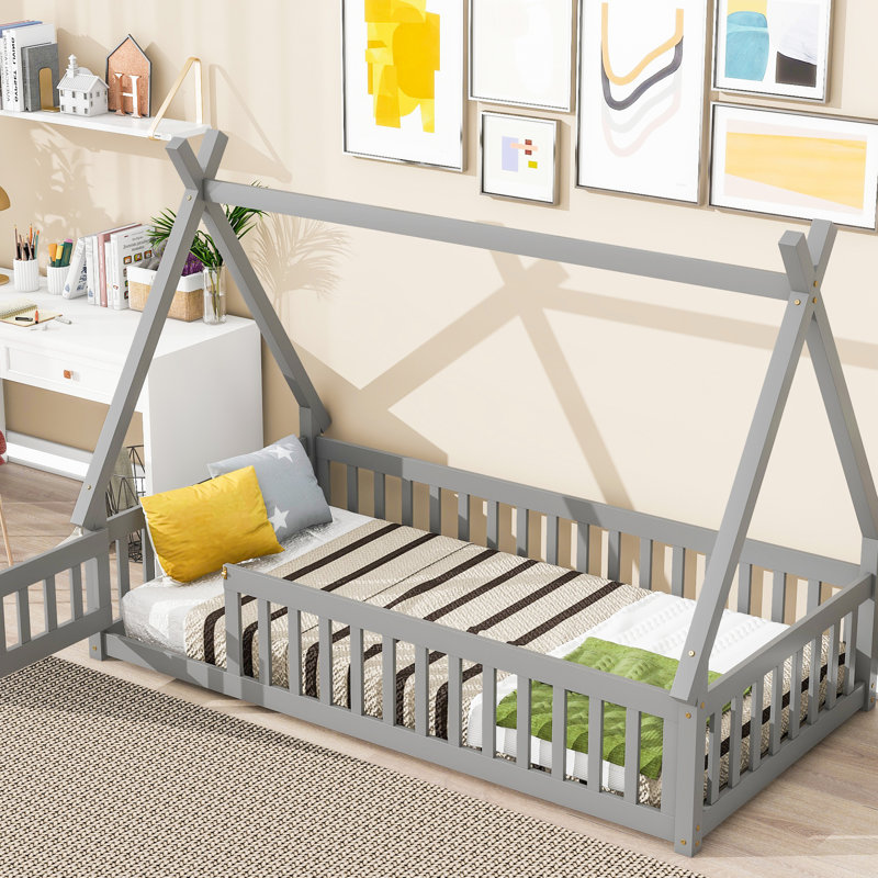 Lit simple gris avec porte et lattes - commodité de chambre à coucher et attrait chic et élégant