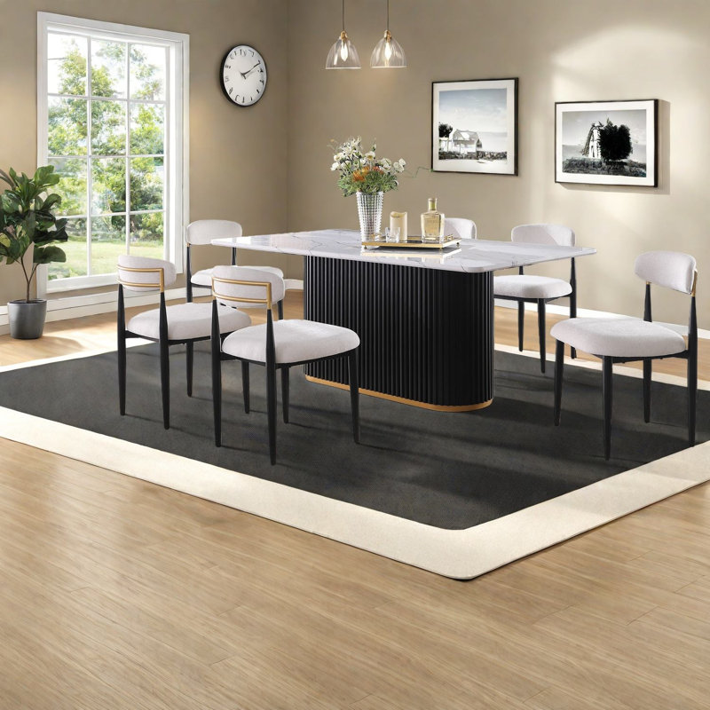 Ensemble de table de salle à manger élégant avec plateau en faux marbre, base à garniture dorée et chaises en chenille confortables pour les cuisines modernes