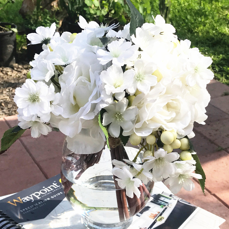 Arrangement floral de roses artificielles et d'hortensias dans un vase, Crème