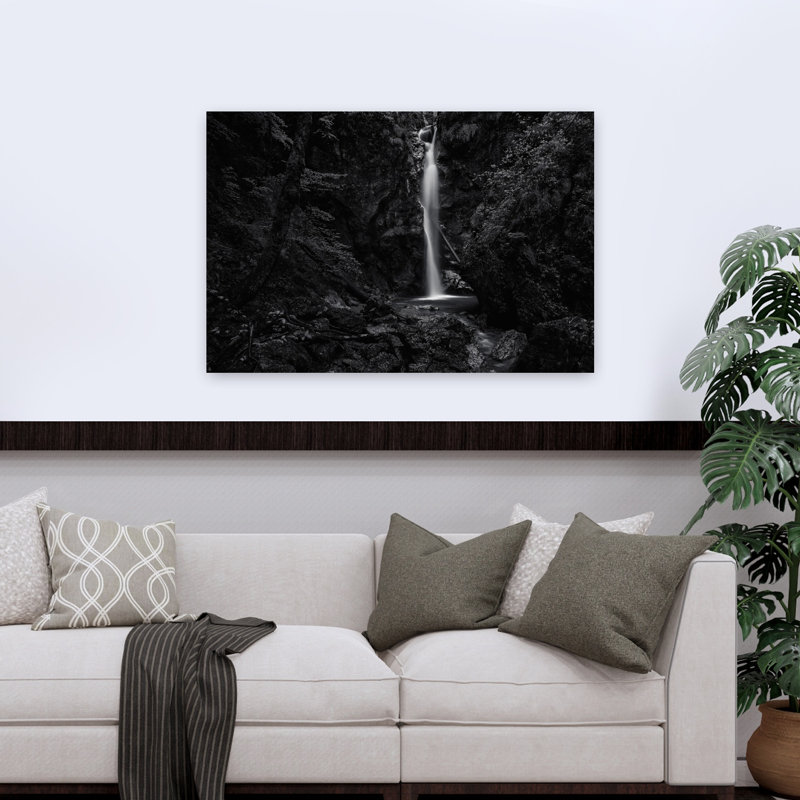 Affiche murale représentant une cascade dans une forêt sombre, un paysage forestier paisible et éthéré, avec une cascade.