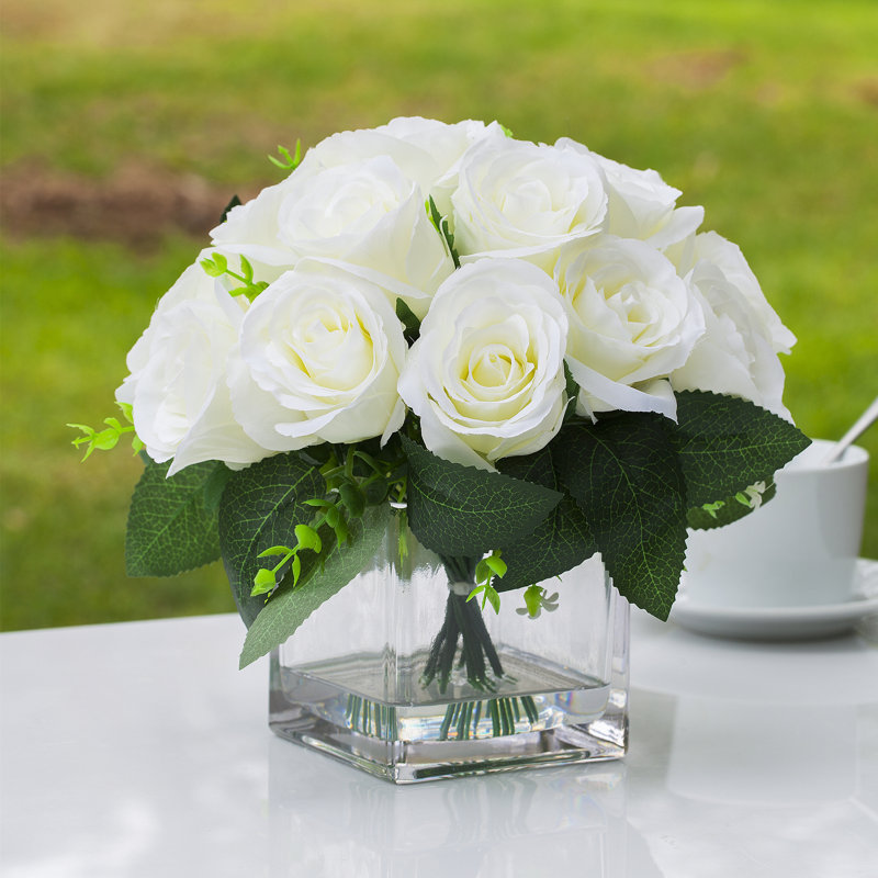 Roses artificielles dans un vase en verre, Crème