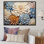 «Simplicity Mums Bloom» en beige et bleu pâle sur toile