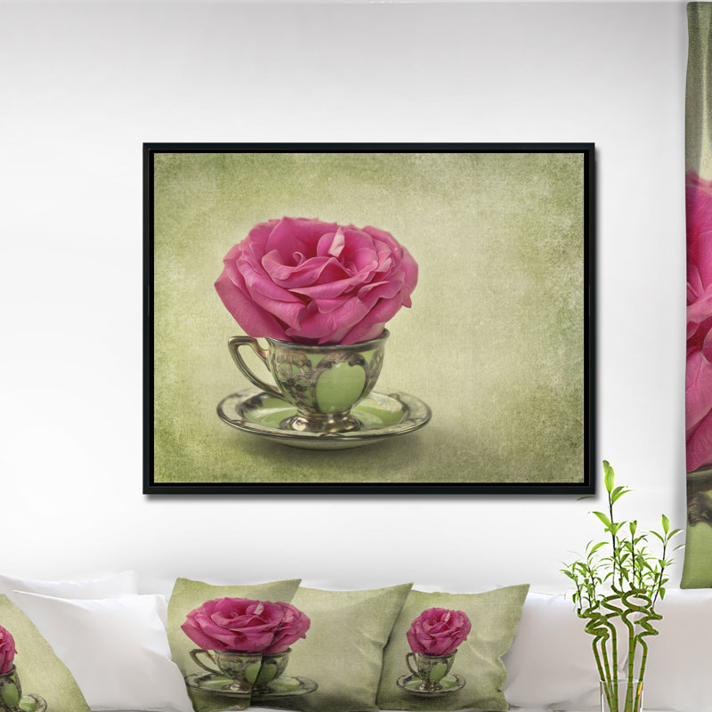 «Red Rose in Cup and Saucer», impression, H 12 po x l 20 po x P 1 po, Toile avec cadre flottant