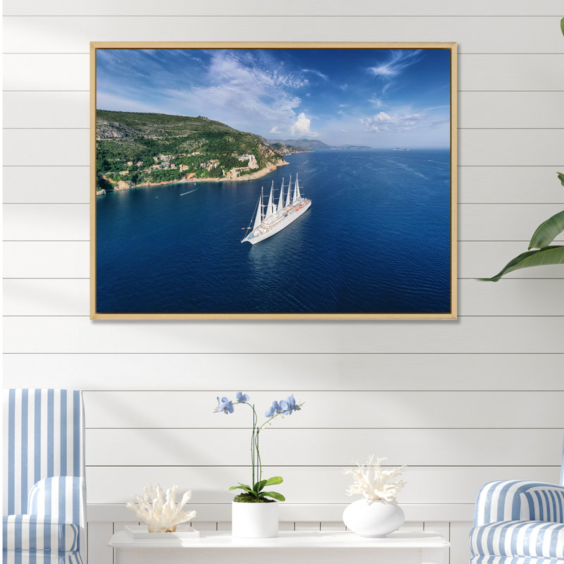 Bateau de croisière avec voiles en Croatie sur toile, Cadre naturel flottant, H 34 po x l 44 po