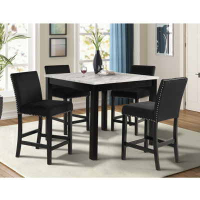 Ensemble de salle à manger 5 pièces à hauteur de comptoir contemporain, table carrée en faux marbre blanc avec chaises hautes capitonnées en velours noir et pieds en bois noirs - noir + blanc + bois massif + contemporain + moderne