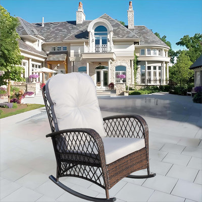Chaise berçante d'extérieur confortable en osier avec assise large, coussin épais et structure en acier durable pour le patio et le jardin