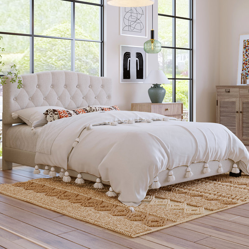 Grand lit plateforme tapissier beige avec tête de lit chic et coussin d'ameublement Graceful Saddle Curved & Design