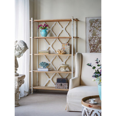 Étagère en bois vieilli 47 x 16,5 x 75 po à cinq niveaux avec découpes ornées, brun / blanc