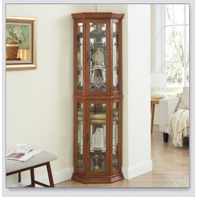 Vitrine d'angle éclairée en verre avec poignées en métal pour un rangement élégant et une présentation d'objets de collection.