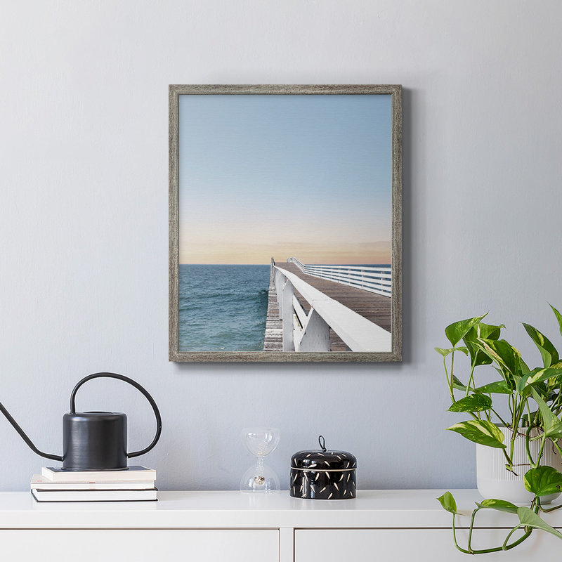 «Day at the Pier», toile encadrée de qualité supérieure - prête à être accrochée, Argent patiné, H 24 po x l 20 po