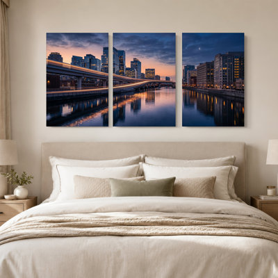 «City Skyline at Dusk with Light Trails and River Reflection», ensemble de 3 toiles murales