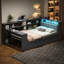 Lit double en bois gris avec tablettes de rangement, tiroirs, charge intégrée, éclairage à DEL et une tête de lit avec plateforme de rangement, station de charge et bureau rembourré