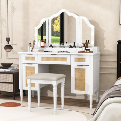 Ensemble de coiffeuse avec miroir à trois volets, station de charge intégrée et tiroirs de rangement