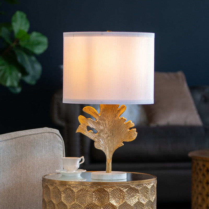 Lampe de table 22,2 pouces dorée et blanche avec un élégant motif de feuilles et un abat-jour