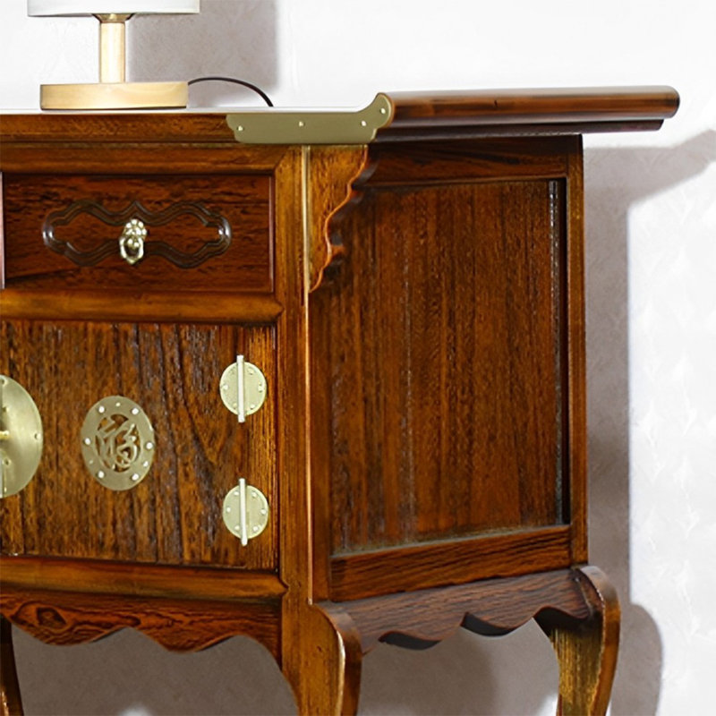 Élégante armoire à deux portes avec accents en laiton