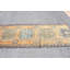Tapis traditionnel turc dans un riche ton rouge avec des motifs géométriques complexes pour une pièce décorative chaleureuse et invitante
