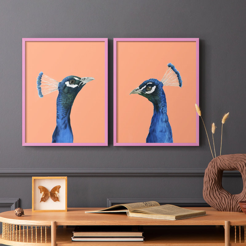 «Peach Peacock Portrait I», reproduction encadrée de qualité supérieure - prête à être accrochée - aucun clou requis - aucun clou requis