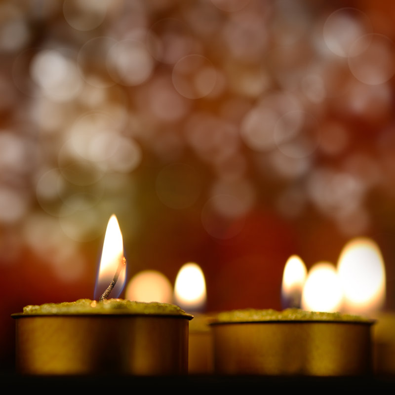 Golden Burning Candles par Galdzer - Photographie sur toile tendue, L 12 po x H 12 po