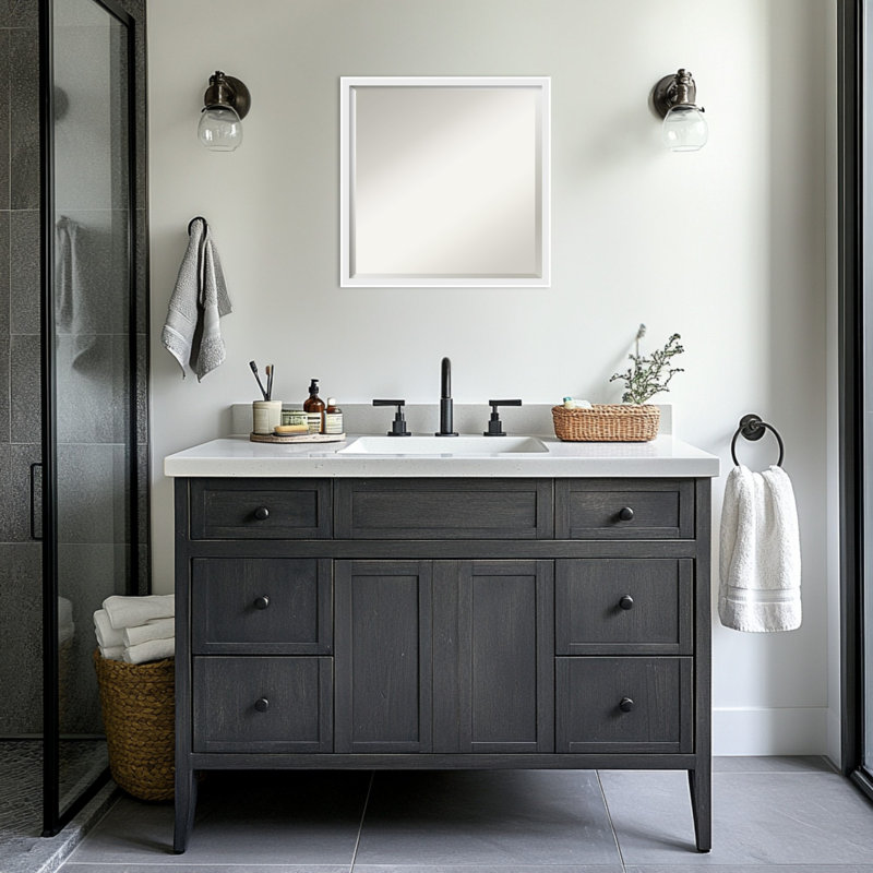 Miroir mural de salle de bain incliné en bois blanc biseauté Incline, 21,5 po x 21,5 po, Blanc