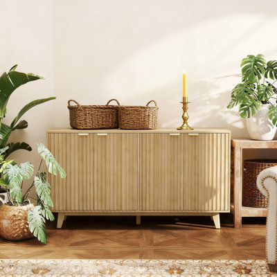 Buffet moderne cannelé avec 4 portes, 2 tablettes réglables, 5 pieds en bois et sangle anti-basculement pour le salon, la salle à manger ou la cuisine