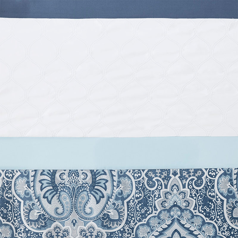 Rideau de douche imprimé et brodé avec des couleurs douces et sereines, des motifs géométriques et damassés pour les salles de bain modernes