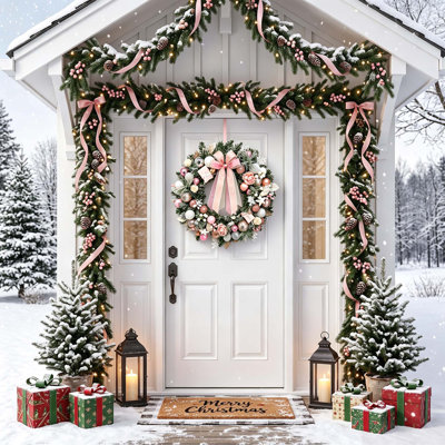 Couronne de Noël de 61 cm (24 po) préilluminée avec roses roses, noeud, décorations et verdure en PVC pour porte d'entrée, mur, fenêtre et foyer