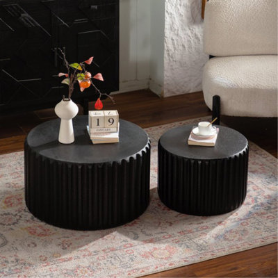 Ensemble de tables basses rondes festonnées noires