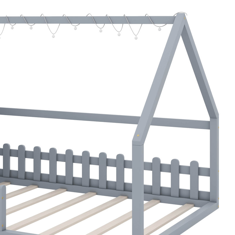 Lit en bois avec fenêtre et clôture, Gris