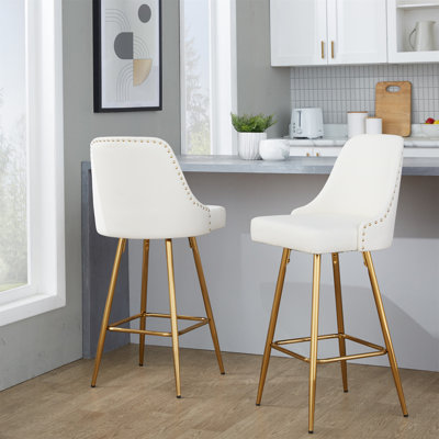 Tabouret de comptoir à hauteur fixe en métal doré et similicuir blanc avec garniture cloutée dorée et repose-pieds carré en métal doré - 2 pièces