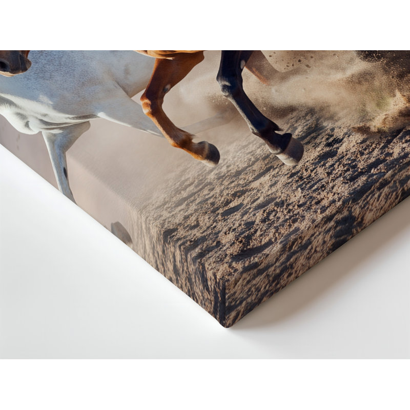 Toile dans un tableau dynamique "Three Horses Burst Into Motion with Wall Art", un étalon blanc frappant menant la charge, sa crinière qui coule, art mural