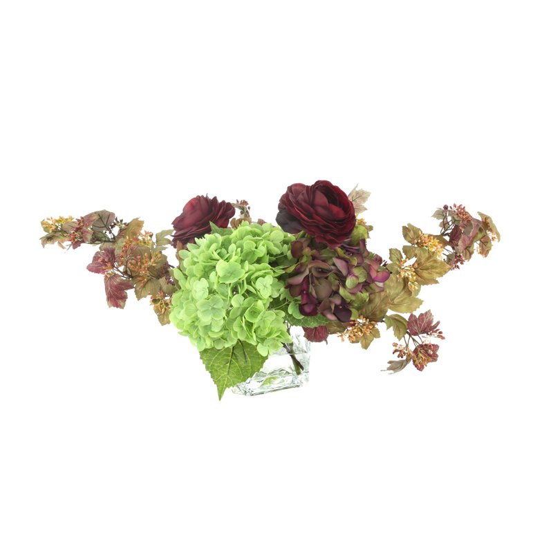 Hortensia et renoncule dans un vase en verre