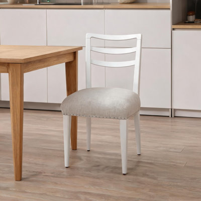 Chaises d'appoint avec structure en bois massif de couleur blanche, ensemble de 2, siège en polyester, conception à échelle pour la salle à manger