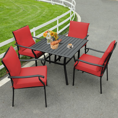 Ensemble de salle à manger d'extérieur carré pour 4 personnes avec coussins rouges, 4 chaises et une table de salle à manger carrée en métal robuste de 36 pouces avec trou de parapluie de 2,36 po, finition thermolaquée et cadre en fer résistant aux intempéries pour l'extérieur et l'intérieur, noir