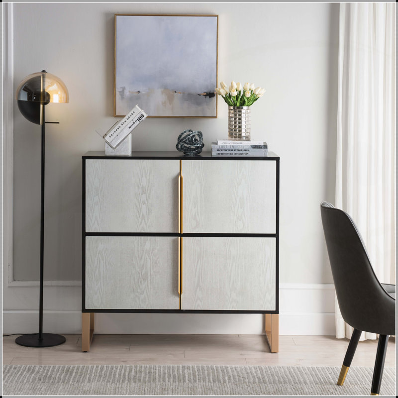 Armoire de rangement à quatre portes avec base en métal et poignées, polyvalente pour la cuisine, la salle à manger et le salon