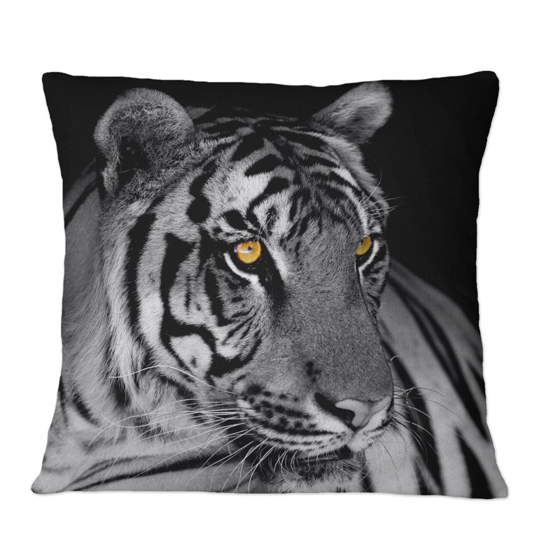 Portrait monochrome d'un tigre blanc I - Coussin décoratif à imprimé traditionnel, 16 po x 16 po