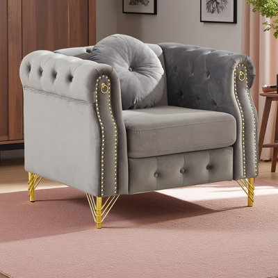 Canapé Chesterfield en velours avec coussins ronds, clouté en cuivre et boutons capitonnés, avec pieds en métal. La conception en boucle permet de suspendre des ornements de dessins animés.