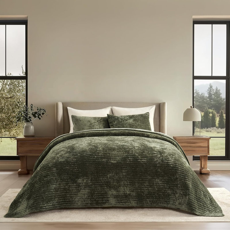 Ensemble de courtepointe Luxe Velvet Channel, Courtepointe très grand + 2 taies décoratives tr, Vert olive