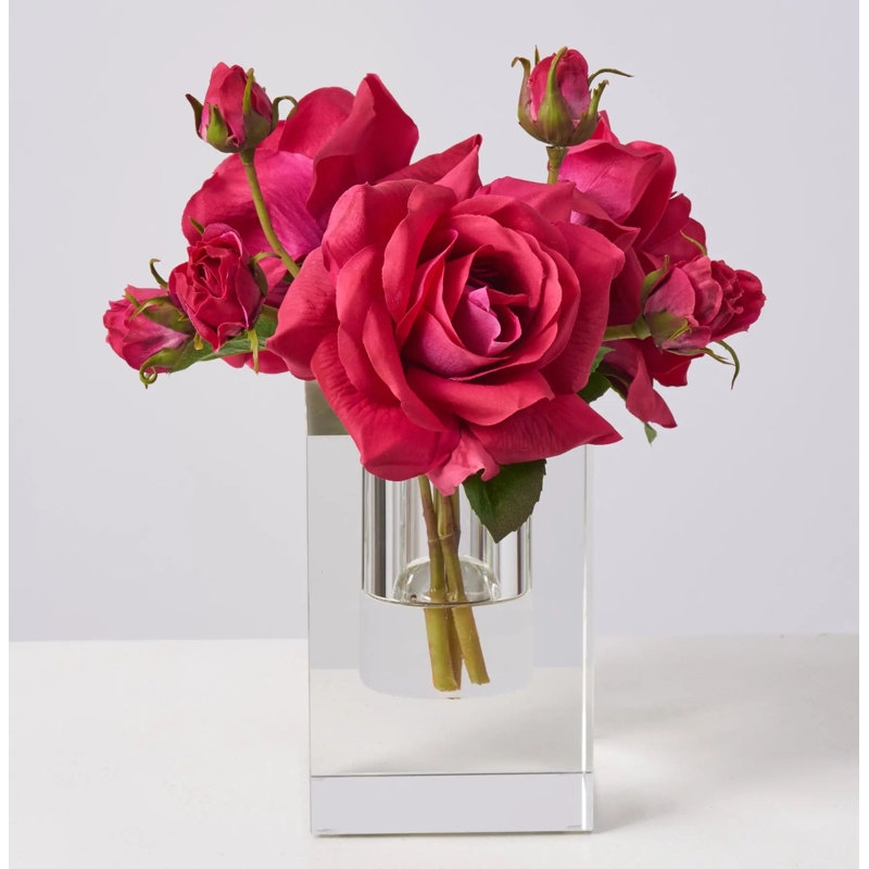 Juliette rose fuchsia et fleurs dans un vase en bloc de cristal