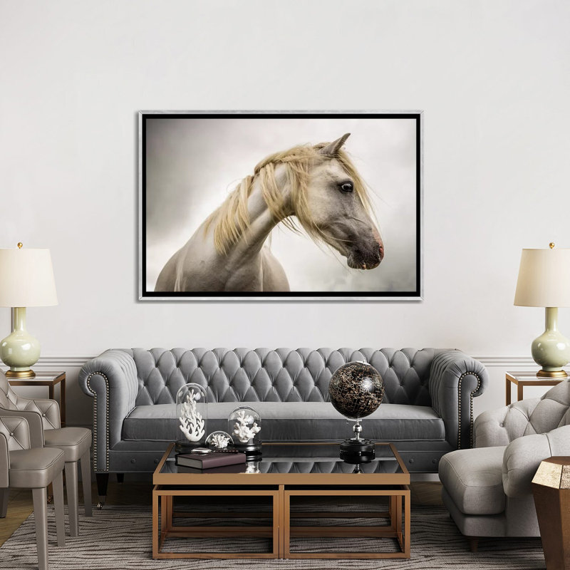 Cheval blanc par Mark Gemmell-reproduction de photo, Pas de tapis, Toile avec cadre argenté, H 40 po x l 60 po x 1,5 po