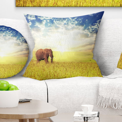 Housse et insert de coussin carré African Savannah Elephant in Grassland