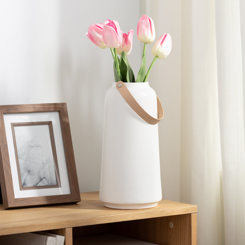 Vase de table en céramique blanche 11 "avec poignée à sangle Lido, H 11 po x l 5,75 po x P 5,75 po, Blanc