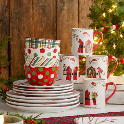 Service de table 16 pièces Santa Delight - Quatre couverts complets dans un mélange exubérant d'illustrations du Père Noël, de pois, de carreaux, de rayures et de motifs de branches d'hiver.