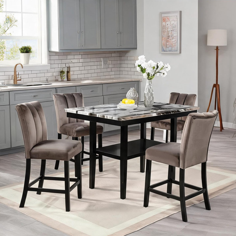 Ensemble de salle à manger à hauteur de comptoir avec table en faux marbre et chaises en velours, 4 places, noir élégant et brun