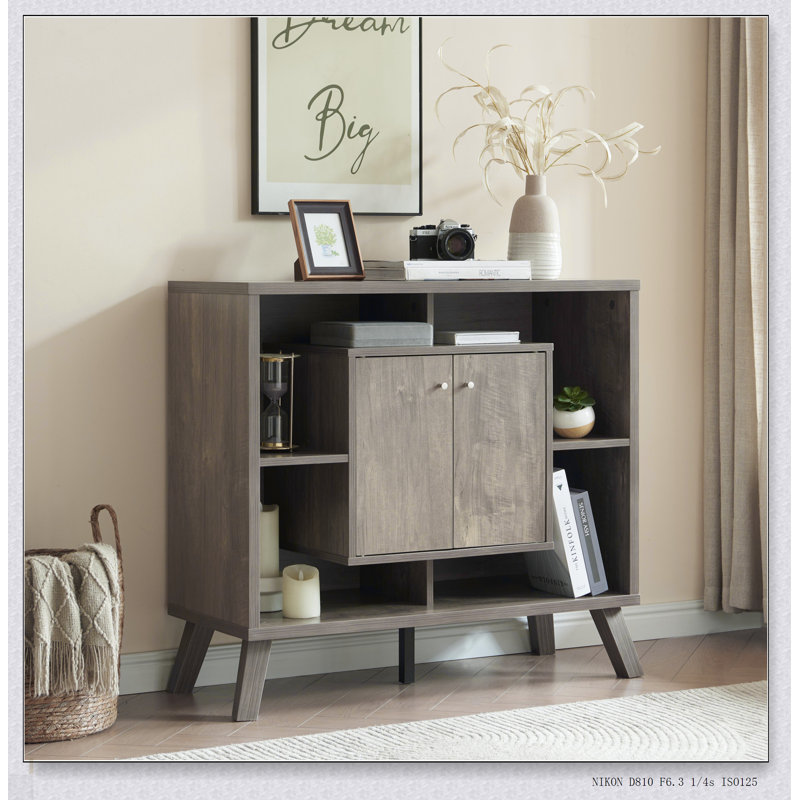 Buffet de rangement compact avec deux portes, quatre tablettes ouvertes, des boutons en métal et des pieds évasés pour une vie moderne