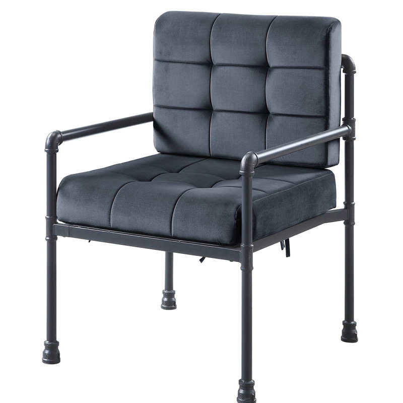 Fauteuil d'appoint gris avec lignes industrielles et dossier confortable en velours de style industriel