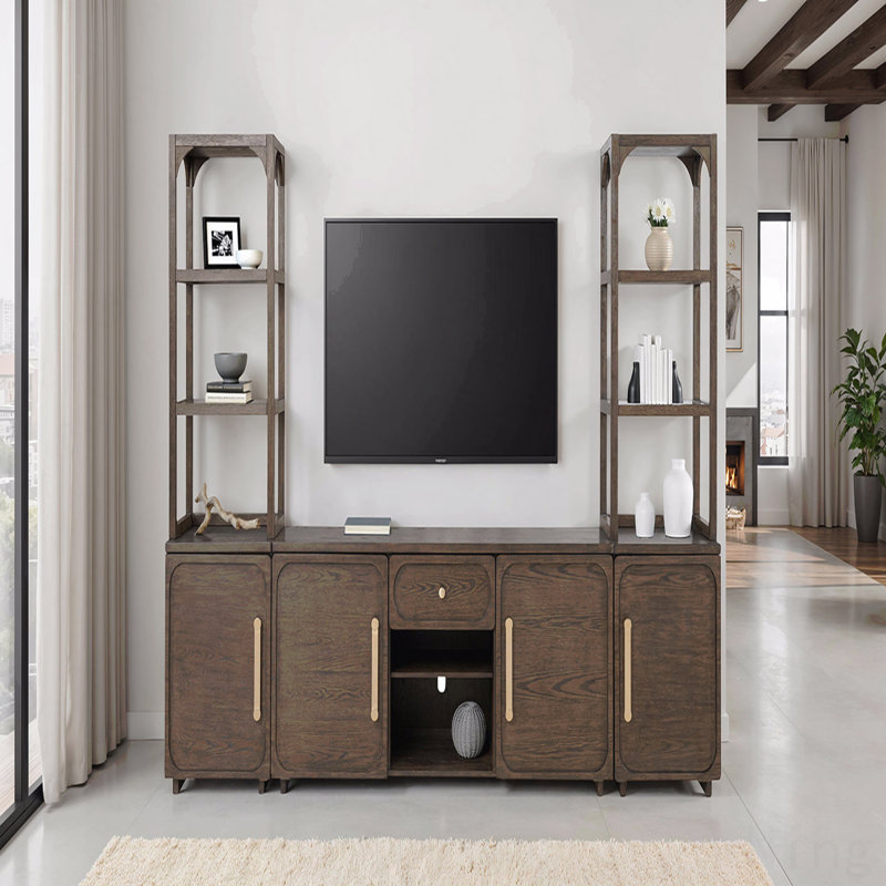 Meuble audio-vidéo de style transitionnel, huche avec poignées dorées et base noyer foncé